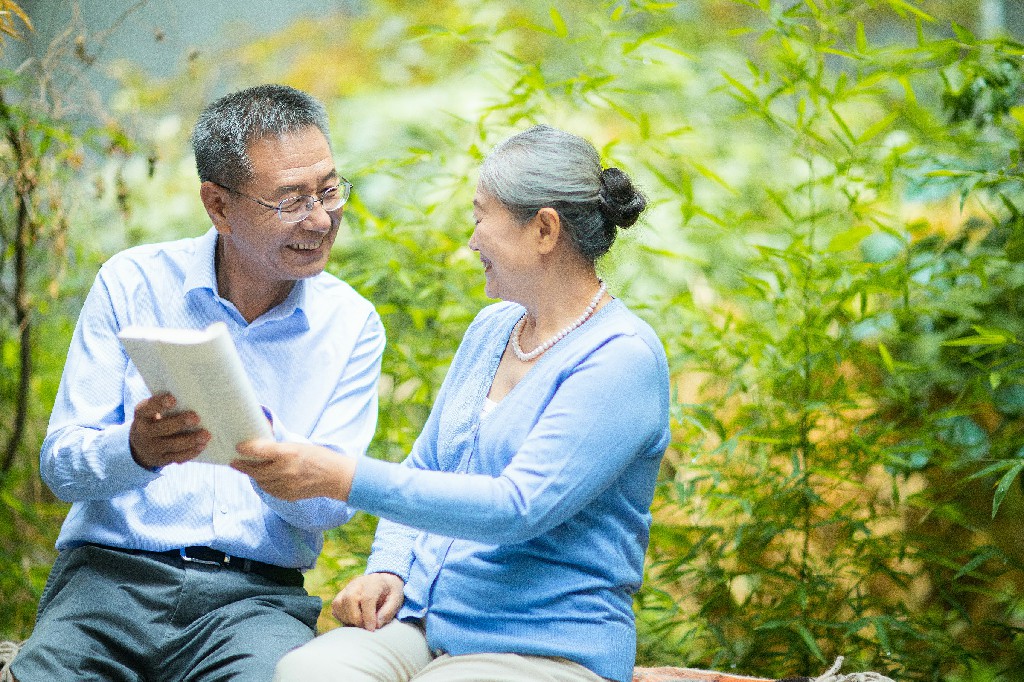 千库网_老年生活白天看书的老夫妻户外看书摄影图配图_摄影图编号204962~1.jpg