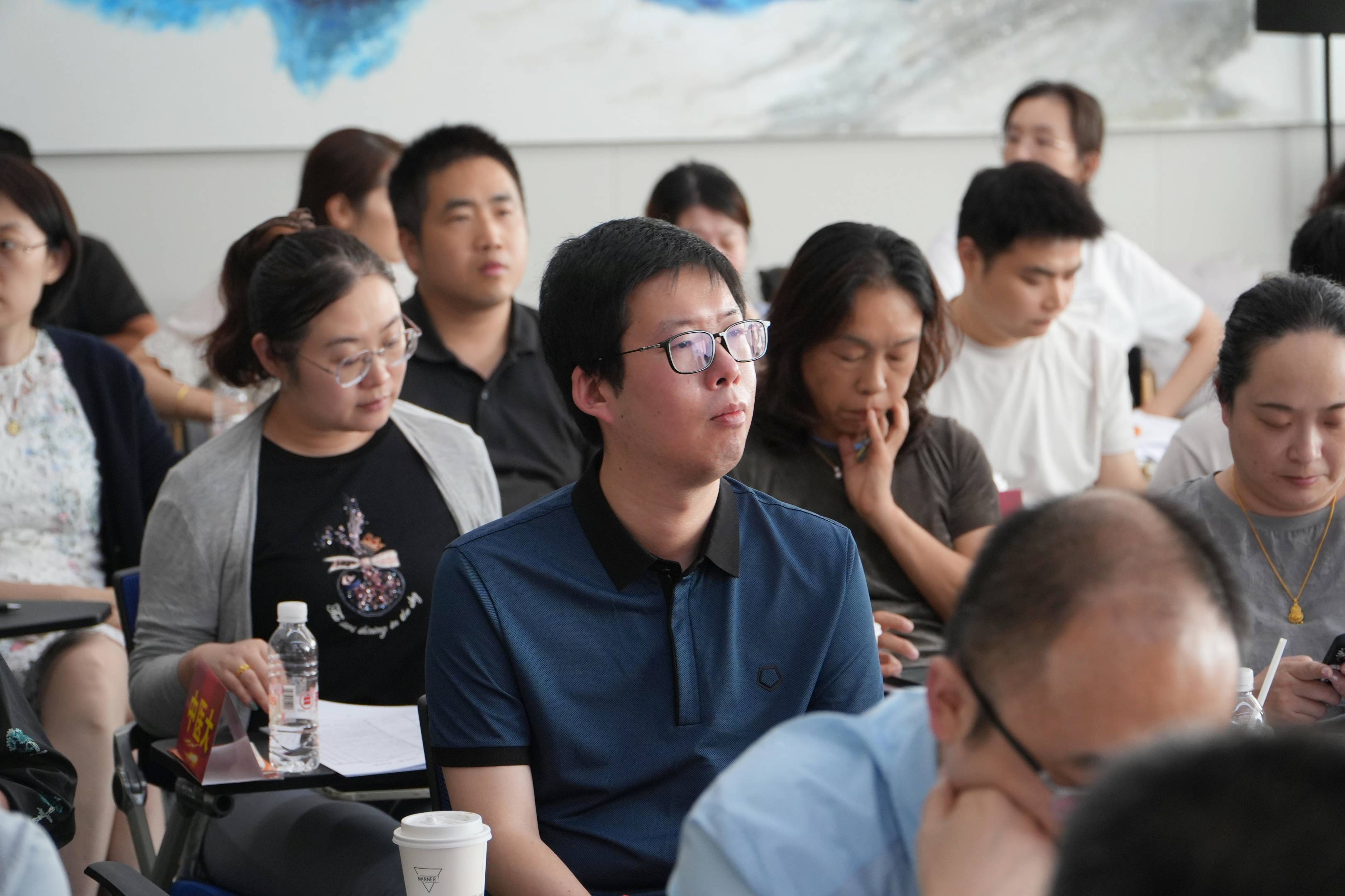 1785726173442887.jpg 孙总认真开会450k.jpg